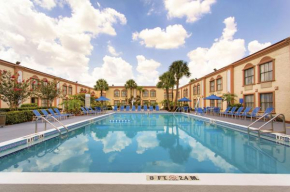 Отель La Quinta Inn by Wyndham Orlando International Drive North  Орландо